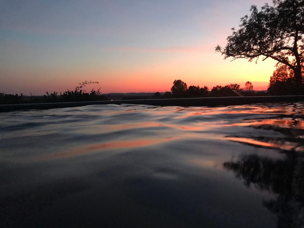 VakantiehuisLaChaux-hottub-water- zonsondergang